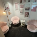 1548374-11 Möblemang och inredning till samtalsrum - ”The Pink One”