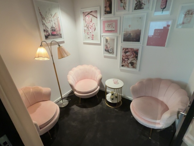 1548374-1 Möblemang och inredning till samtalsrum - ”The Pink One”