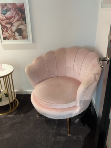 1548374-2 Möblemang och inredning till samtalsrum - ”The Pink One”