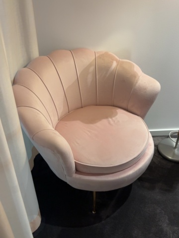 1548374-4 Möblemang och inredning till samtalsrum - ”The Pink One”