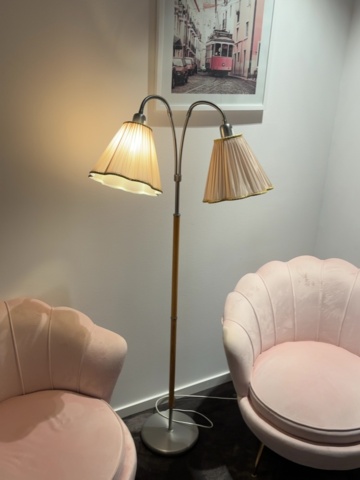 1548374-5 Möblemang och inredning till samtalsrum - ”The Pink One”