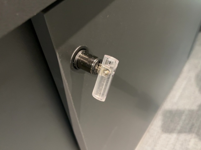 1548375-9 Parti med kontorsmöblemang och elektronikenheter för 12 arbetsplatser