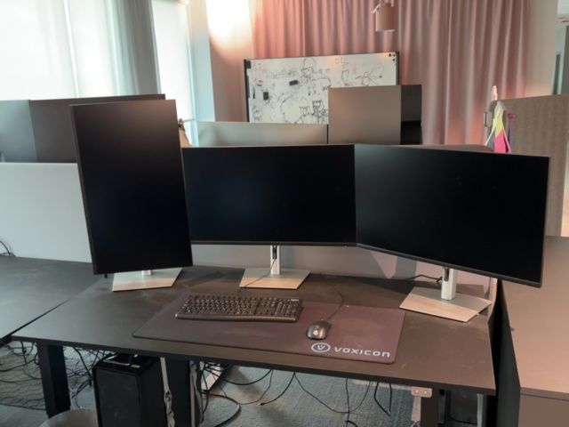 1548375-12 Parti med kontorsmöblemang och elektronikenheter för 12 arbetsplatser