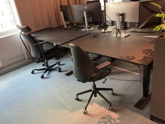 1548375-24 Parti med kontorsmöblemang och elektronikenheter för 12 arbetsplatser