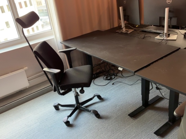 1548375-25 Parti med kontorsmöblemang och elektronikenheter för 12 arbetsplatser