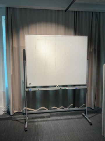 1548375-32 Parti med kontorsmöblemang och elektronikenheter för 12 arbetsplatser