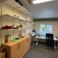 1545110-1 Kontorsinredning - Skrivbord, stol, bokhyllor, m.m.