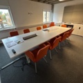 1545116-1 Konferensinredning - Bord, stolar, whiteboard, m.m.