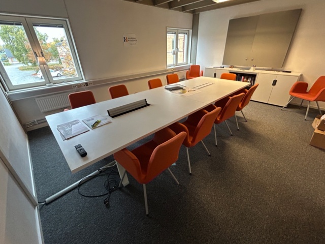 1545116-1 Konferensinredning - Bord, stolar, whiteboard, m.m.