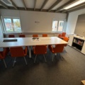 1545116-2 Konferensinredning - Bord, stolar, whiteboard, m.m.