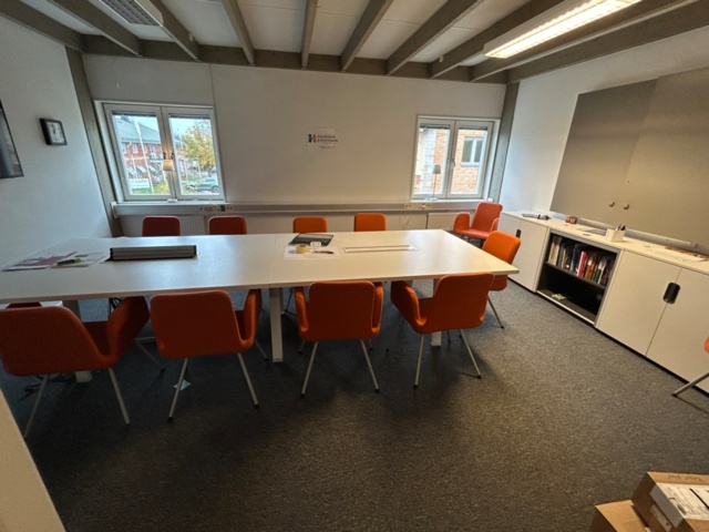 1545116-2 Konferensinredning - Bord, stolar, whiteboard, m.m.
