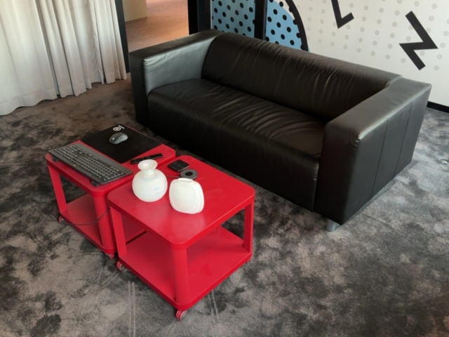 1548394-10 Konferensutrustning med möblemang och smart-TV 55" - Samsung, Sonos / Logitech