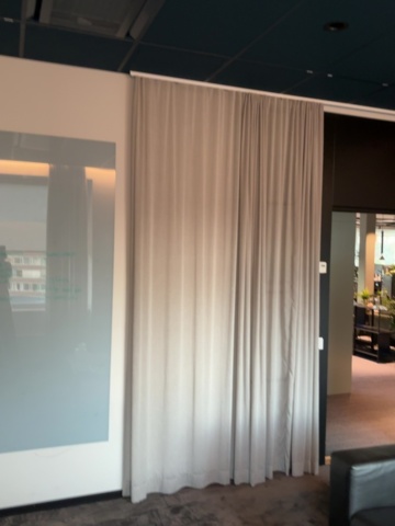 1548394-15 Konferensutrustning med möblemang och smart-TV 55" - Samsung, Sonos / Logitech