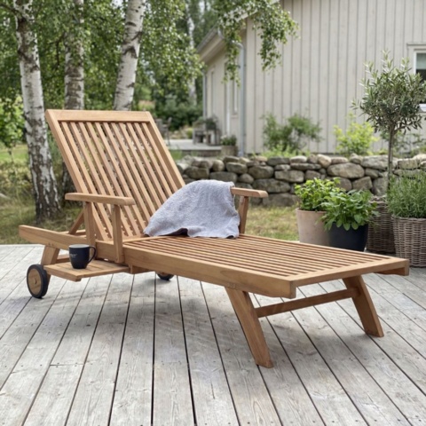 1604638-1 Solstol i teak med hjul och utfällbart hyllplan | 120 cm | Solö