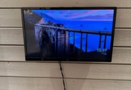 1141591 Vägghängd TV av mindre modell