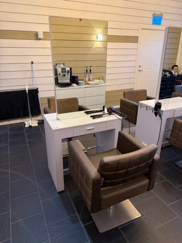 1141593-5 3 st dubbelsidiga frisörstationer( PHAI) inkl en del hårblåsar, locktänger