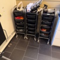 1141596-1 3 st frisörvagnar med redskap i