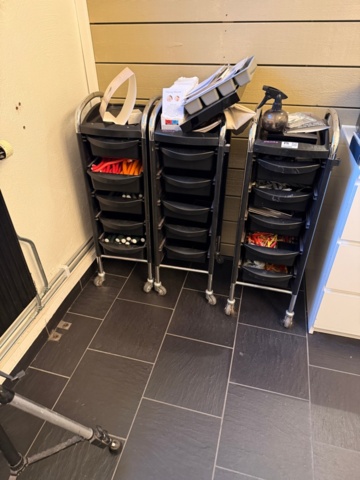 1141596-1 3 st frisörvagnar med redskap i
