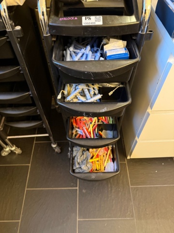 1141596-2 3 st frisörvagnar med redskap i