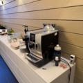 1141597-1 Jura kaffemaskin inkl allt på bänken