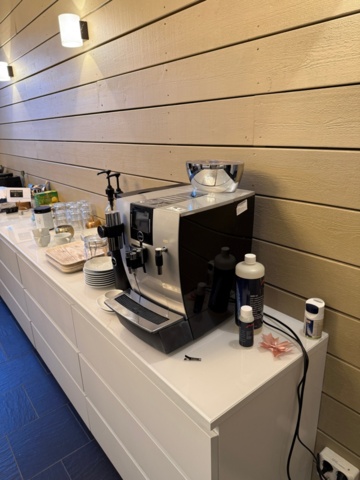 1141597-1 Jura kaffemaskin inkl allt på bänken