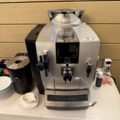 1141597-2 Jura kaffemaskin inkl allt på bänken