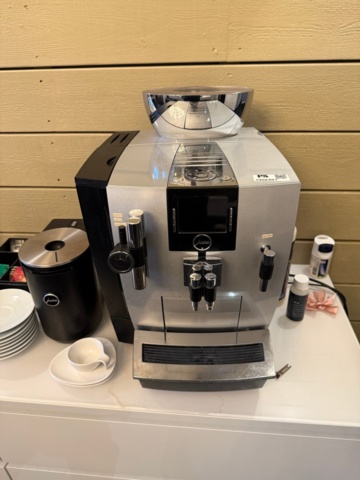 1141597-2 Jura kaffemaskin inkl allt på bänken