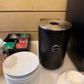 1141597-3 Jura kaffemaskin inkl allt på bänken