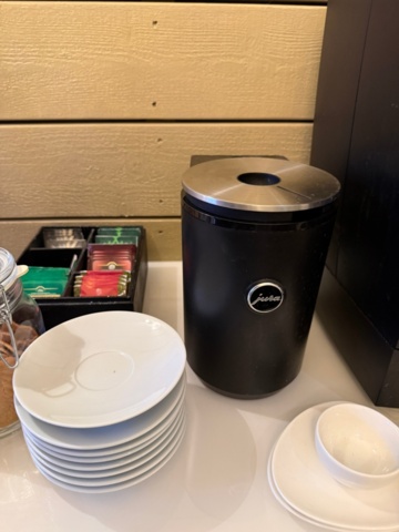 1141597-3 Jura kaffemaskin inkl allt på bänken