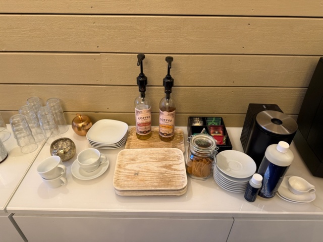 1141597-4 Jura kaffemaskin inkl allt på bänken