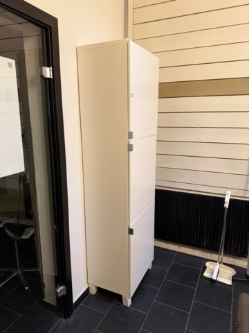 1141598-1 Högskåp med 2 dörrar