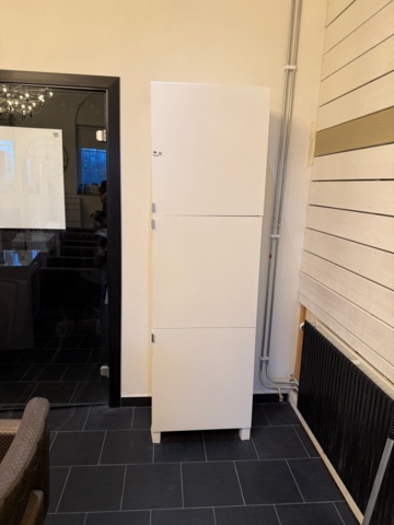 1141598-2 Högskåp med 2 dörrar
