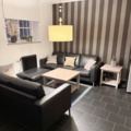 1141612-1 Soffor, bord, matta, diverse inredning och lampa