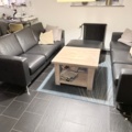 1141612-2 Soffor, bord, matta, diverse inredning och lampa