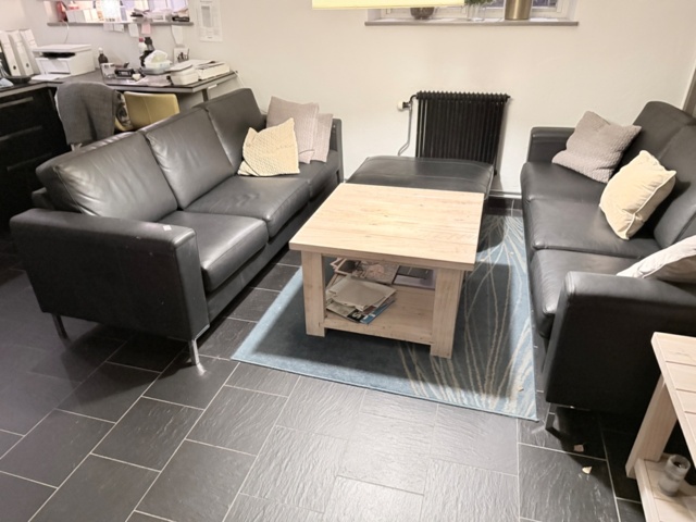 1141612-2 Soffor, bord, matta, diverse inredning och lampa