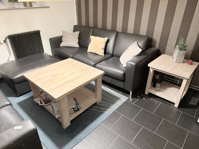 1141612-3 Soffor, bord, matta, diverse inredning och lampa