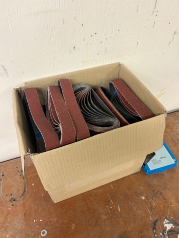 1600284-7 Lackfräs, bandslip, slipmaskin och låda med slippapper