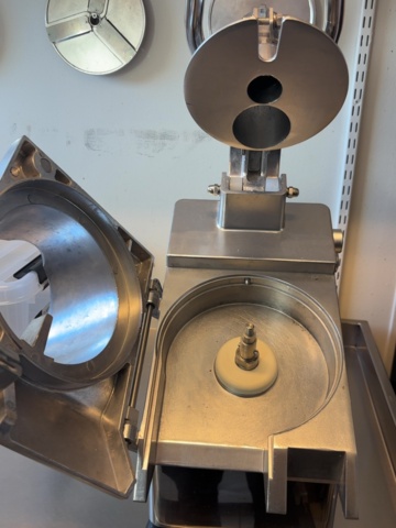 1373352-5 Vegetable cutter with 4 cutting attachments - WED-QC205A