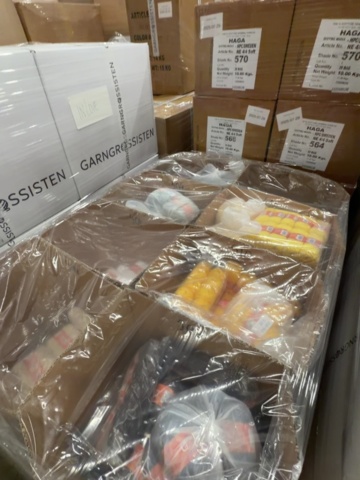1594883-8 Large batch of yarn and knitting accessories - approximately 60 pallets