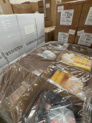 1594883-9 Large batch of yarn and knitting accessories - approximately 60 pallets