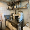 1373354-1 Samling med storköksutrustning, rostfri bänk och bunkar