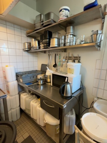 1373354-1 Samling med storköksutrustning, rostfri bänk och bunkar
