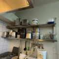 1373354-2 Samling med storköksutrustning, rostfri bänk och bunkar