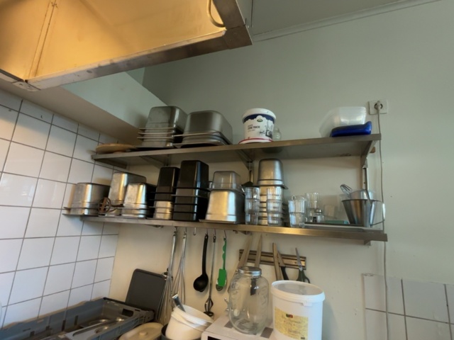 1373354-2 Samling med storköksutrustning, rostfri bänk och bunkar
