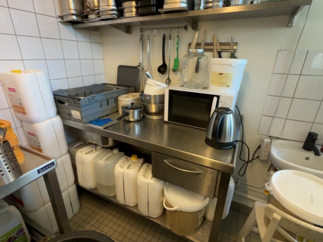 1373354-3 Samling med storköksutrustning, rostfri bänk och bunkar