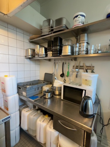 1373354-4 Samling med storköksutrustning, rostfri bänk och bunkar