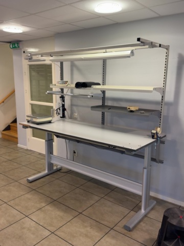 1594885-1 Height-adjustable packing bench with scales and lighting
