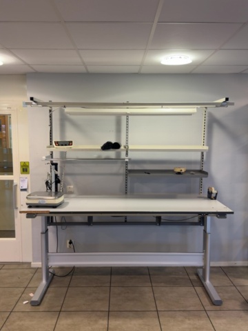 1594885-2 Height-adjustable packing bench with scales and lighting