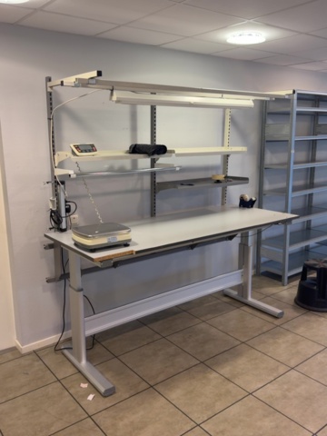 1594885-3 Height-adjustable packing bench with scales and lighting