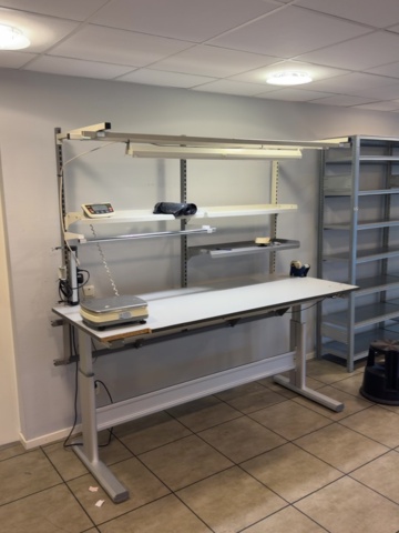 1594885-4 Height-adjustable packing bench with scales and lighting